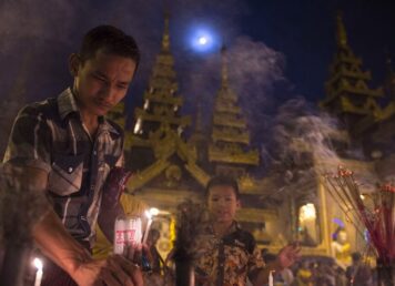ชาวบ้าน จุดเทียน ที่ เจดีย์ชเวดากอง นคร ย่างกุ้ง ประเทศ พม่า เมียนมา