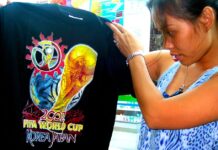 สุภาพสตรี ชู เสื้อยืด ลายฟุตบอลโลก 2002