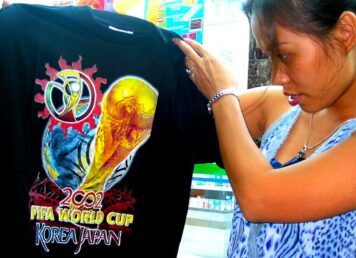 สุภาพสตรี ชู เสื้อยืด ลายฟุตบอลโลก 2002