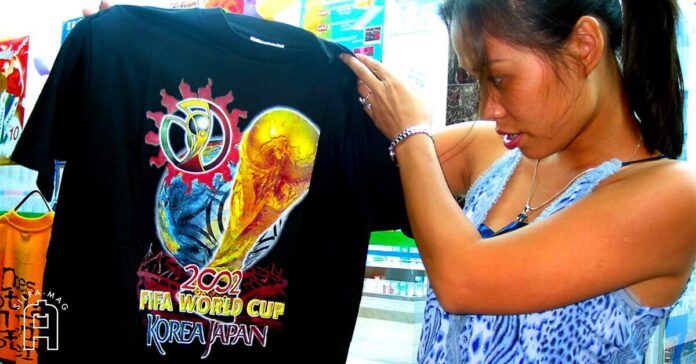 สุภาพสตรี ชู เสื้อยืด ลายฟุตบอลโลก 2002