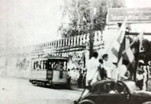 นักศึกษา หน้า มหาวิทยาลัยธรรมศาสตร์ ชุมนุม ประท้วง