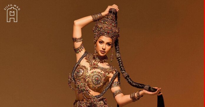 ภาพปก - แอนโท แอนโทเนีย โพซิ้ว มิสยูนิเวิร์ส ประเทศไทย สวมใส่ชุด เทพธิดาอาณาจักรอยุธยา หรือ พระแม่ธรณี บน เวทีประกวด Miss Universe 2023
