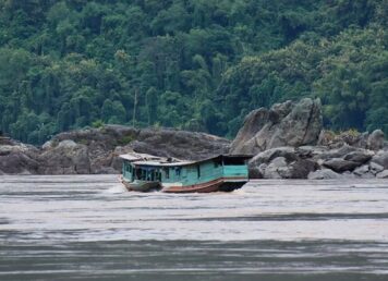 แม่น้ำโขง กับ ตำนาน ทองคำ ติด ไม้ถ่อเรือ