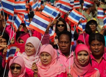 ชาวบ้าน นราธิวาส โบก ธงชาติ ไทย