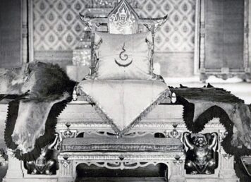 พระที่นั่งภัทรบิฐมนังคศิลารัตนสิงหาสน์ ปูลาด หนังราชสีห์ คำให้การของเฒ่าสา เรื่อง หนังราชสีห์