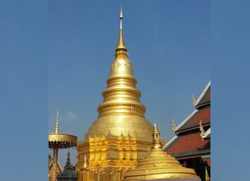 เจดีย์ทรงระฆังของล้านนา ที่ วัดพระธาตุหริภุญชัย วรมหาวิหาร จ. ลำพูน