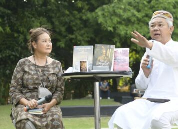 สุภัตรา ภูมิประภาส ผู้แปล The Last Mughal เมื่อบัลลังก์ล่ม เดลีร้าง พูดคุยกับ สมฤทธิ์ ลือชัย ใน BookClub: เมื่อบัลลังก์โมกุลล่ม เล่าเหตุล่มสลายของ ราชวงศ์โมกุล