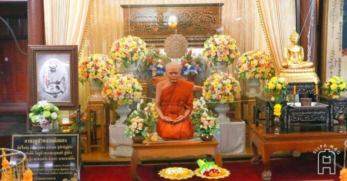 Cover photo “หลวงพ่อแดง รัตโต” หรือ “พระครูญาณวิลาศ” พระเกจิดัง แห่ง วัดเขาบันไดอิฐ จ. เพชรบุรี