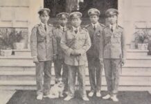 พระบรมฉายาลักษณ์รัชกาลที่ 6 ทรงฉายร่วมกับหมู่ราชองครักษ์ พระยาวินัยสุนทร