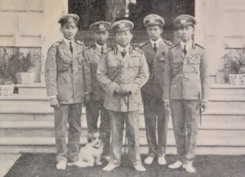 พระบรมฉายาลักษณ์รัชกาลที่ 6 ทรงฉายร่วมกับหมู่ราชองครักษ์ พระยาวินัยสุนทร