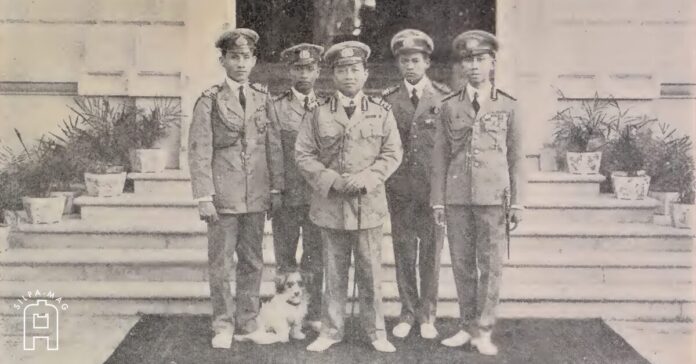 พระบรมฉายาลักษณ์รัชกาลที่ 6 ทรงฉายร่วมกับหมู่ราชองครักษ์ พระยาวินัยสุนทร