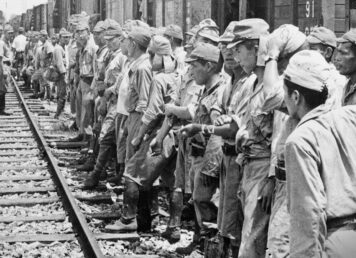 ทหารญี่ปุ่น เชลยศึก ไปยัง พื้นที่ควบคุม หลังถูก ปลดอาวุธ สถานีรถไฟ กรุงเทพฯ หัวลำโพง
