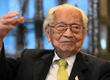 ดร.ประเสริฐ ณ นคร มหาบัณฑิต 5 แผ่นดิน 21 มีนาคม