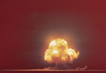 The Trinity Test การทดสอบ ระเบิดปรมาณู ลูกแรก ของ โครงการแมนฮัตตัน ของ ออปเพนไฮเมอร์ เมื่อวันที่ 16 กรกฏาคม 1945