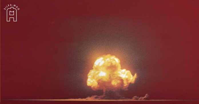 The Trinity Test การทดสอบ ระเบิดปรมาณู ลูกแรก ของ โครงการแมนฮัตตัน ของ ออปเพนไฮเมอร์ เมื่อวันที่ 16 กรกฏาคม 1945