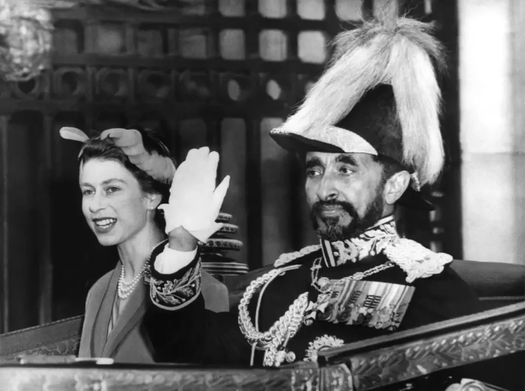 สมเด็จพระราชินีนาถเอลิซาเบธที่ 2 กับจักรพรรดิไฮเล เซลาสซี เยือนพระราชวังบักกิงแฮม ประเทศอังกฤษ