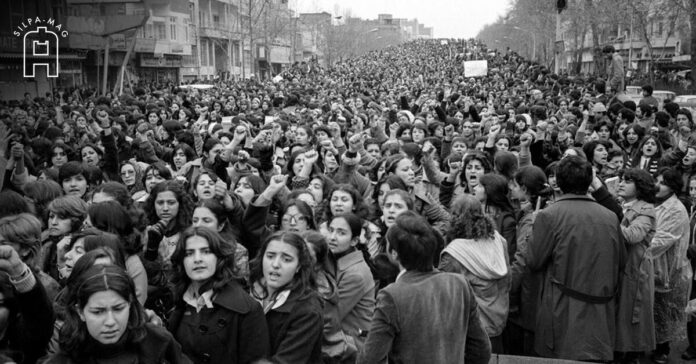 ผู้หญิงอิหร่าน ต่อต้าน บังคับสวมฮิญาบ ของ โคมัยนี