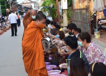 ตรุษไทย สงกรานต์ ตักบาตร ข้าวเหนียว วันตรุษไทย