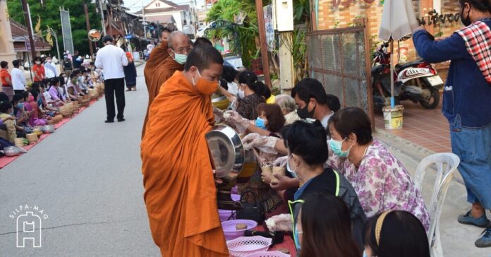 ตรุษไทย สงกรานต์ ตักบาตร ข้าวเหนียว วันตรุษไทย