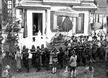 รัชกาลที่ 6 ประทับ พระราชยาน