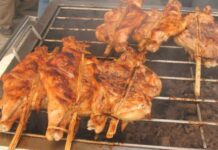 ไก่ย่างไม้มะดัน ห้วยทับทัน ศรีสะเกษ เริ่มต้นที่สถานีรถไฟ ทำสืบทอดมาเกือบ 80 ปี ไก่ย่างไม้มะดัน จังหวัดศรีสะเกษ