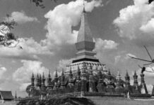 พระธาตุหลวง หรือ พระเจดีย์โลกะจุฬามณี แห่ง เวียงจันทน์ ประเทศลาว เมื่อปี 1957