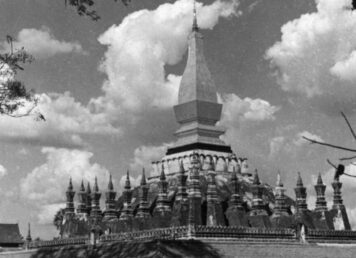 พระธาตุหลวง หรือ พระเจดีย์โลกะจุฬามณี แห่ง เวียงจันทน์ ประเทศลาว เมื่อปี 1957 เวียงจันทน์ เมืองหลวงของลาว