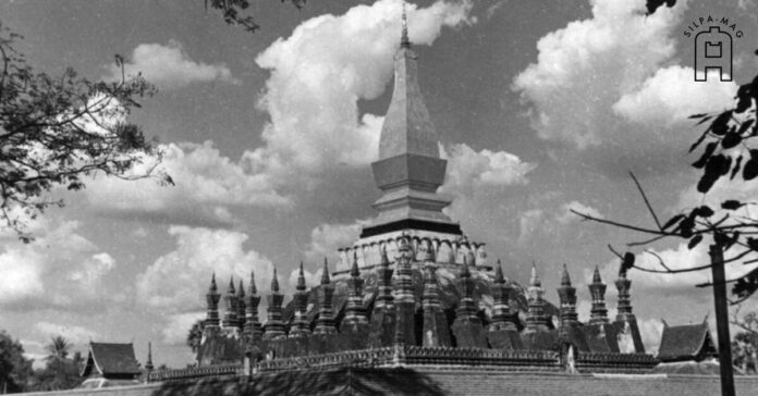 พระธาตุหลวง หรือ พระเจดีย์โลกะจุฬามณี แห่ง เวียงจันทน์ ประเทศลาว เมื่อปี 1957