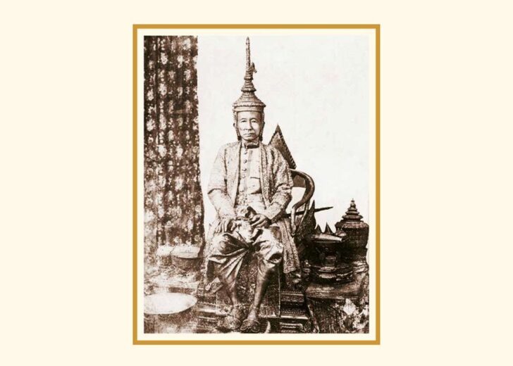 พระบาทสมเด็จพระจอมเกล้าเจ้าอยู่หัว เมื่อคราว พระราชพิธีบรมราชาภิเษก พุทธศักราช 2394 ทรงสวม พระมหาพิชัยมงกุฎ