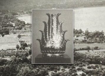 พระเจ้าล้านตื้อ ฉากหลังเป็น เมืองเชียงแสน เชียงแสน และ แม่น้ำโขง