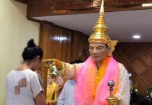 นักท่องเที่ยว สักการะ เซ่นไหว้ เทพทันใจ โบโบยี หรือ ผีนัต พม่า นัตโบโบยี