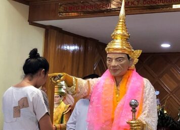 นักท่องเที่ยว สักการะ เซ่นไหว้ เทพทันใจ โบโบยี หรือ ผีนัต พม่า นัตโบโบยี