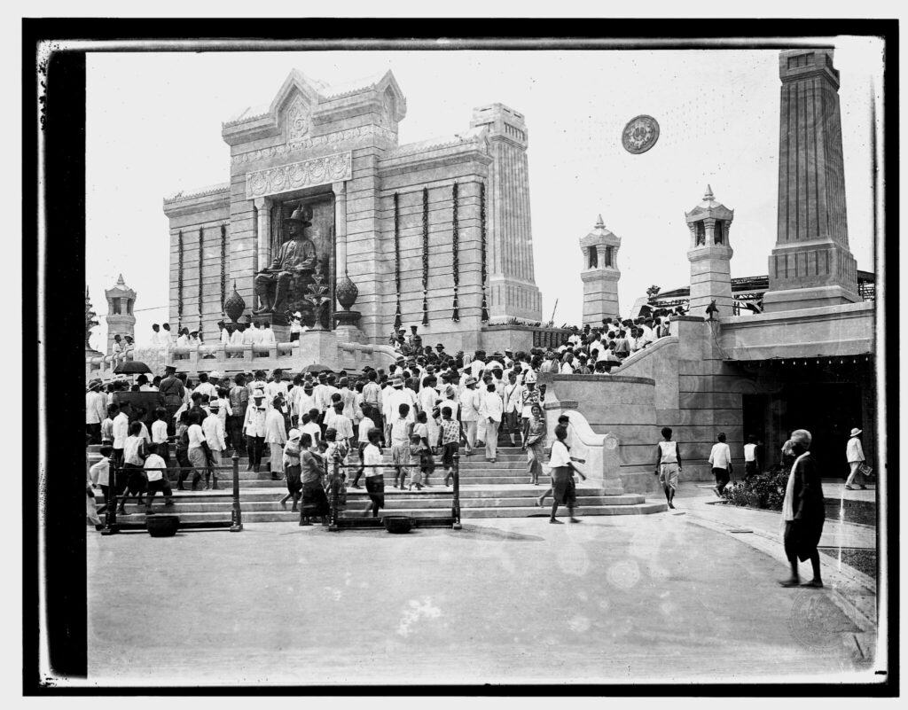 ข้าราชบริพาร ประชาชน ถวายบังคม พระบรมรูปพระบาทสมเด็จพระพุทธยอดฟ้าจุฬาโลก