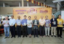 ศาสตราจารย์ พิเศษ ดร. ชาญวิทย์ เกษตรศิริ และ ผู้บริหาร มติชน