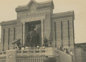พระบาทสมเด็จพระปกเกล้าเจ้าอยู่หัว รัชกาลที่ 7 ทรงพระสุหร่าย เจิม พระบรมรูป พระบาทสมเด็จพระพุทธยอดฟ้าจุฬาโลกฯ พิธีเปิด 6 เมษายน พ.ศ. 2475 ปฐมบรมราชานุสรณ์ งานฉลองพระนครครบ 150 ปี สะพานพระพุทธยอดฟ้า