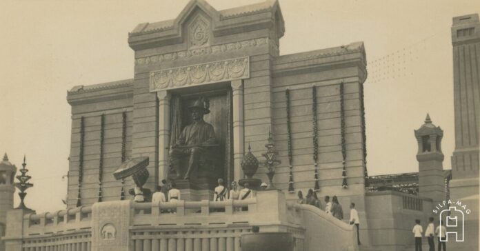 Cover photo พระบาทสมเด็จพระปกเกล้าเจ้าอยู่หัว รัชกาลที่ 7 ทรงพระสุหร่าย เจิม พระบรมรูป พระบาทสมเด็จพระพุทธยอดฟ้าจุฬาโลกฯ พิธีเปิด 6 เมษายน พ.ศ. 2475 ปฐมบรมราชานุสรณ์ งานฉลองพระนครครบ 150 ปี สะพานพระพุทธยอดฟ้า