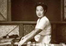 สมเด็จพระนางเจ้ารำไพพรรณี พระบรมราชินี ในรัชกาลที่ 7 ทรงทอเสื่อ ทรงเปิด กิจการ สวนบ้านแก้ว ที่ จังหวัดจันทบุรี ผลิตภัณฑ์เสื่อสมเด็จ เจ้านายสตรี ชาววัง หลัง เปลี่ยนแปลงการปกครอง 2475