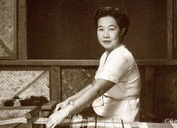 สมเด็จพระนางเจ้ารำไพพรรณี พระบรมราชินี ในรัชกาลที่ 7 ทรงทอเสื่อ ทรงเปิด กิจการ สวนบ้านแก้ว ที่ จังหวัดจันทบุรี ผลิตภัณฑ์เสื่อสมเด็จ เจ้านายสตรี ชาววัง หลัง เปลี่ยนแปลงการปกครอง 2475 เจ้านายสตรีไทยทำมาค้าขาย