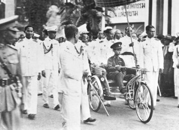 รัชกาลที่ 8 ประทับรถสามล้อ เสด็จพระราชดำเนินมาทรงทอดพระเนตร เปิดงานฉลองรัฐธรรมนูญ 8 ธันวาคม พุทธศักราช 2481 งานฉลองรัฐธรรมนูญ สวนสราญรมย์ ในหลวง รัชกาลที่ 8 ทรงเปิดงานฉลองรัฐธรรมนูญ