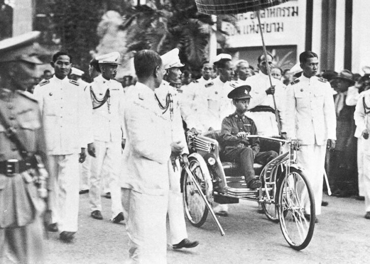 รัชกาลที่ 8 ประทับรถสามล้อ เสด็จพระราชดำเนินมาทรงทอดพระเนตร เปิดงานฉลองรัฐธรรมนูญ 8 ธันวาคม พุทธศักราช 2481 งานฉลองรัฐธรรมนูญ สวนสราญรมย์ ในหลวง รัชกาลที่ 8 ทรงเปิดงานฉลองรัฐธรรมนูญ