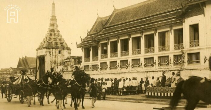 CoverPhoto-SanamChaiRoad พระบาทสมเด็จพระปกเกล้าเจ้าอยู่หัว และสมเด็จพระนางเจ้ารำไพพรรณี พระบรมราชินี ถนนสนามไชย 1 ใน 4 ถนนสำคัญ ล้อมรอบพระบรมมหาราชวัง