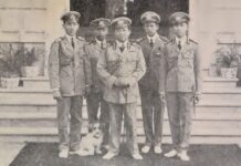รัชกาลที่ 6 ทรงฉายร่วมกับหมู่ ราชองครักษ์