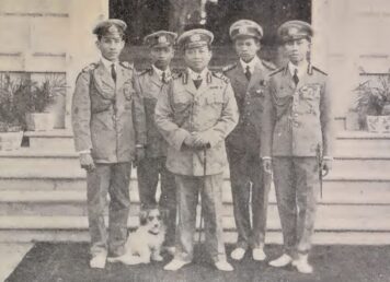 รัชกาลที่ 6 ทรงฉายร่วมกับหมู่ ราชองครักษ์ ประกอบเรื่อง รัชกาลที่ 6 ไม่โปรด สมเด็จฯ กรมพระยาดำรงราชานุภาพ