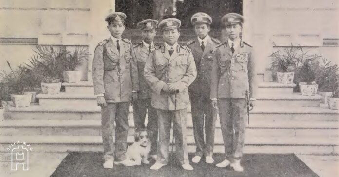รัชกาลที่ 6 ทรงฉายร่วมกับหมู่ ราชองครักษ์
