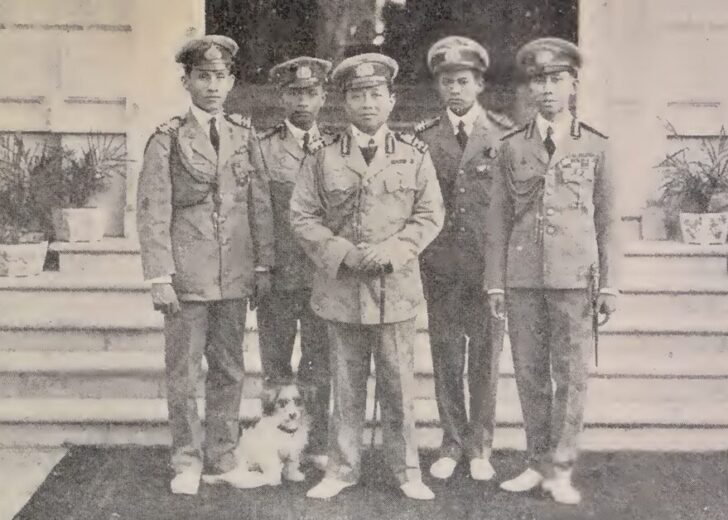 รัชกาลที่ 6 ทรงฉายร่วมกับหมู่ ราชองครักษ์ ประกอบเรื่อง รัชกาลที่ 6 ไม่โปรด สมเด็จฯ กรมพระยาดำรงราชานุภาพ