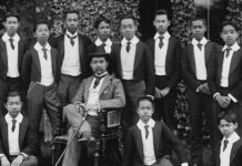 พระบาทสมเด็จพระจุลจอมเกล้าเจ้าอยู่หัว รัชกาลที่ 5 ฉาย พระบรมฉายาลักษณ์ กับ พระราชโอรส ณ โรงเรียนอีตัน เสด็จประพาสยุโรป 16 มหาสาขา จุฬาลงกรณราชสันตติวงศ์ ประกอบบทความ พระราชโอรสรัชกาลที่ 5 (บางพระองค์) ที่เสด็จไปเรียนต่อต่างประเทศและทรงกลับมารับราชการ