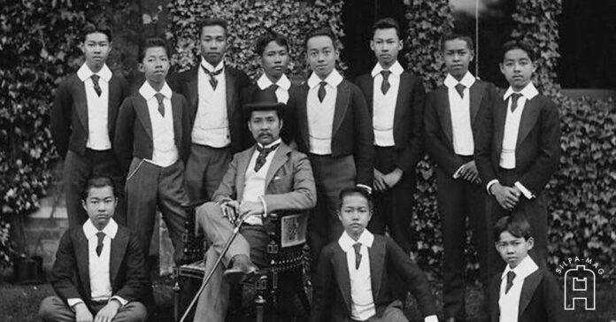 5 พระบาทสมเด็จพระจุลจอมเกล้าเจ้าอยู่หัว รัชกาลที่ 5 ฉาย พระบรมฉายาลักษณ์ กับ พระราชโอรส ณ โรงเรียนอีตัน เสด็จประพาสยุโรป 16 มหาสาขา จุฬาลงกรณราชสันตติวงศ์ ประกอบบทความ พระราชโอรสรัชกาลที่ 5 (บางพระองค์) ที่เสด็จไปเรียนต่อต่างประเทศและทรงกลับมารับราชการ