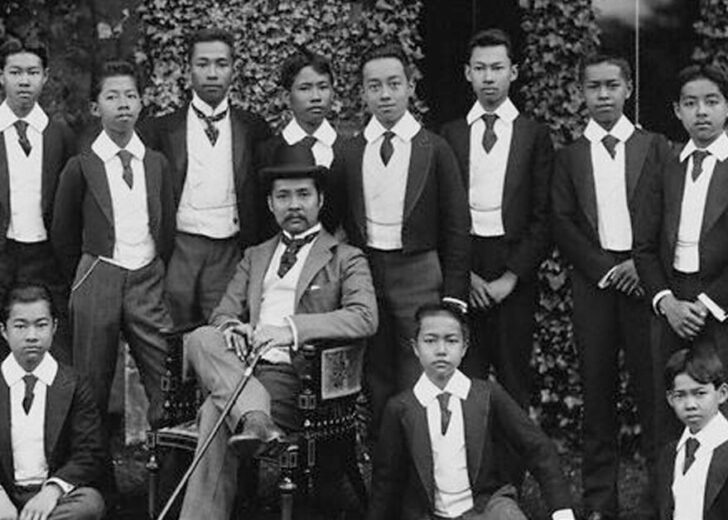 พระบาทสมเด็จพระจุลจอมเกล้าเจ้าอยู่หัว รัชกาลที่ 5 ฉาย พระบรมฉายาลักษณ์ กับ พระราชโอรส ณ โรงเรียนอีตัน เสด็จประพาสยุโรป 16 มหาสาขา จุฬาลงกรณราชสันตติวงศ์ ประกอบบทความ พระราชโอรสรัชกาลที่ 5 (บางพระองค์) ที่เสด็จไปเรียนต่อต่างประเทศและทรงกลับมารับราชการ เบี้ยหวัดพระบรมวงศานุวงศ์
