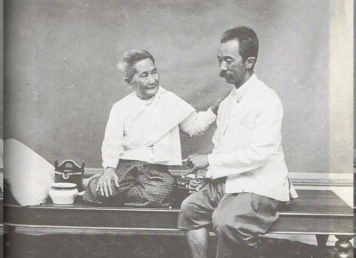 กรมดำรง กับ เจ้าจอมมารดาชุ่ม ในรัชกาลที่ 4 มัคคุเทศก์คนแรกของไทย