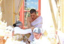 พระบาทสมเด็จพระเจ้าอยู่หัว สรงพระมุรธาภิเษก